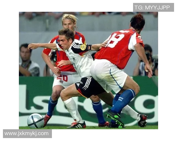 法国足球传奇米库的辉煌职业生涯与深刻影响分析