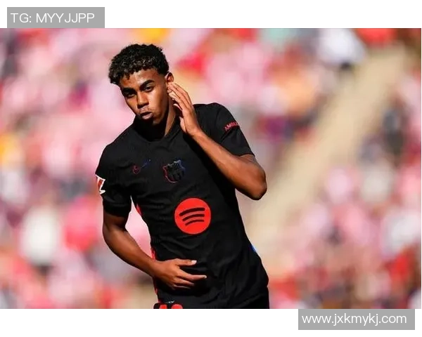 足球场上悠闲散步的球星是谁引发球迷热议揭秘他的独特魅力与原因