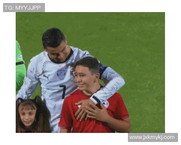 足球巨星与球童共度温馨时刻传递爱与希望的感人故事